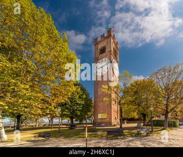 Mondovì, Cuneo, Piemonte, Italia - 23 ottobre 2021: Giardini Belvedere con la Torre Civica, chiamata 'dei Bressani' o Torre dell'Orologio Foto Stock