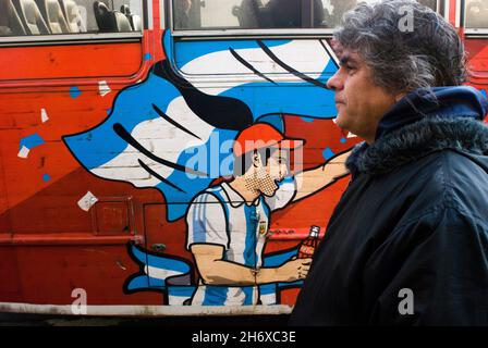 In attesa del funzionamento dell'autobus. Daniel è uno dei mille lavoratori che dopo la crisi del dicembre 2001 occupava la fabbrica dove lavorava. 21 2011 luglio Buenos Aires, Argentina. Foto Stock