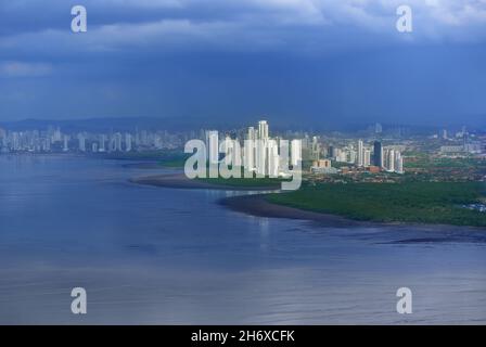 Vista aerea dello skyline di Panama City e dell'Oceano Pacifico. Panama Foto Stock