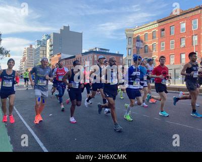 50° anniversario della maratona di New York City nel 2021 dopo nessuna gara nel 2020 a causa della Pandemia di Covid-19. I corridori navigano verso nord fino alla 4th Avenue con un pacer a Brooklyn durante la prima tappa della corsa di 26.2 miglia. Foto Stock