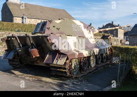 Stoumont, Belgio - 29 ottobre 2021. Questo serbatoio tedesco Tiger II (Panzer VI B-TYPE o King Tiger) è stato lasciato da Peiper 1 ° SS Panzer Regiment quando è h Foto Stock