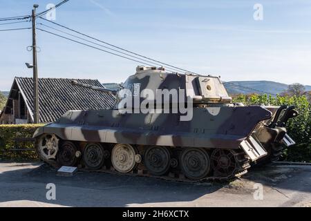 Stoumont, Belgio - 29 ottobre 2021. Questo serbatoio tedesco Tiger II (Panzer VI B-TYPE o King Tiger) è stato lasciato da Peiper 1 ° SS Panzer Regiment quando è h Foto Stock