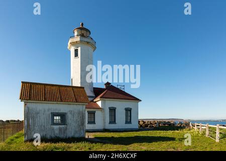 WA19779-00...WASHINGTON - Faro di Point Wilson che si affaccia sullo stretto di Juan de Fuca e Admiralty Inlet a Port Townsend. Foto Stock