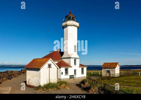 WA19780-00...WASHINGTON - Faro di Point Wilson che si affaccia sullo stretto di Juan de Fuca e Admiralty Inlet a Port Townsend. Foto Stock