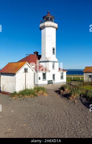 WA19781-00...WASHINGTON - Faro di Point Wilson che si affaccia sullo stretto di Juan de Fuca e Admiralty Inlet a Port Townsend. Foto Stock