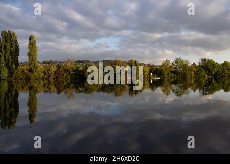 Vista sul fiume Ruhr nel distretto di Essen Kupferdreh in Germania. Il paesaggio si riflette nell'acqua. Tipico panorama autunnale. Foto Stock