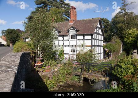 Vecchia casa a graticcio 'Millstream Cottage' Foto Stock
