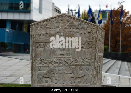 REPLIC di Zgošćan Stećak di fronte al Palazzo del Parlamento BiH a Trg Bosne i Herzegovine a Sarajevo (Bosnia-Erzegovina) Foto Stock