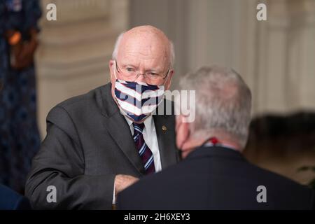 Il senatore degli Stati Uniti Patrick Leahy (democratico del Vermont) partecipa alla cerimonia della firma per S. 1511, il “Protecting America's First Responders Act del 2021”, S. 1502, il “Confidentiality Opportunities for Peer Support Counseling Act o IL COPS Counseling Act”, E S. 921, il “Jaime Zapata and Victor Avila Federal Officers and employees Protection Act” alla Casa Bianca di Washington, DC, 18 novembre 2021. Credit: Chris Kleponis/Pool via CNP /MediaPunch Foto Stock