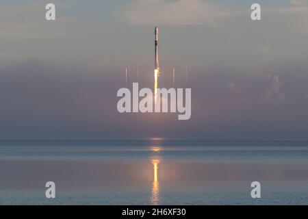 Cape Canaveral Space Force Stati, Florida, USA. 13 Nov 2021. Un razzo SpaceX Falcon 9 viene lanciato dallo Space Launch Complex 40 presso la Stazione spaziale di Cape Canaveral, Fla., 13 novembre 2021. Il razzo porterà in orbita 53 satelliti Starlink. Credit: SpaceX/ZUMA Press Wire Service/ZUMAPRESS.com/Alamy Live News Foto Stock