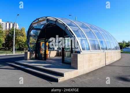 Bucarest, Romania - 26 settembre 2021: Ingresso principale alla nuova stazione della metropolitana Eroilor sulla linea per Dr Taberei o Drumul Taberei quartiere Foto Stock