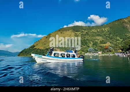 Trasporto lancha sul lago Atitlan, Guatemala Foto Stock