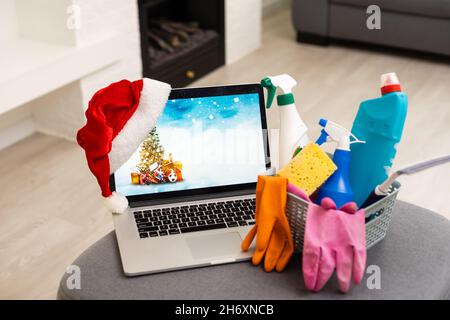 Sfondo natalizio minimo con prodotti chimici per la casa. Plastica. Felice Anno Nuovo. Pulizia casa e appartamento prima di Natale. Foto Stock