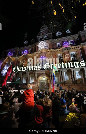 LEICESTER, REGNO UNITO. 18 NOVEMBRE 2021. Leicester City Center le luci di Natale sono accese; non meno di 16,000 lampadine che compongono gli schermi Leicester. REGNO UNITO. 18 novembre 2021. (Credit: James Holyoak/Alamy Live News) Foto Stock