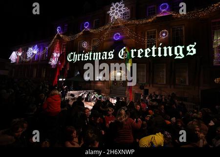 LEICESTER, REGNO UNITO. 18 NOVEMBRE 2021. Leicester City Center le luci di Natale sono accese; non meno di 16,000 lampadine che compongono gli schermi Leicester. REGNO UNITO. 18 novembre 2021. (Credit: James Holyoak/Alamy Live News) Foto Stock