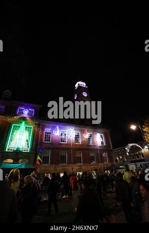 LEICESTER, REGNO UNITO. 18 NOVEMBRE 2021. Leicester City Center le luci di Natale sono accese; non meno di 16,000 lampadine che compongono gli schermi Leicester. REGNO UNITO. 18 novembre 2021. (Credit: James Holyoak/Alamy Live News) Foto Stock