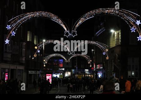 LEICESTER, REGNO UNITO. 18 NOVEMBRE 2021. Leicester City Center le luci di Natale sono accese; non meno di 16,000 lampadine che compongono gli schermi Leicester. REGNO UNITO. 18 novembre 2021. (Credit: James Holyoak/Alamy Live News) Foto Stock