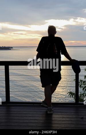 Silhouette di un uomo al tramonto, Fannie Bay, Darwin, Northern Territory, Australia Foto Stock