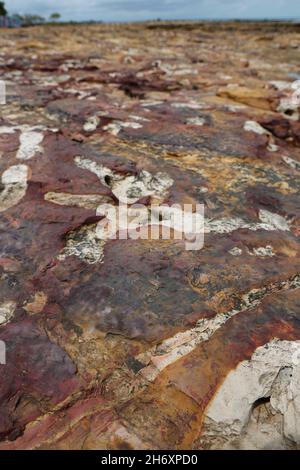 Costa rocciosa di colore rosso al Sunset Park a Nightcliff, Darwin, Northern Territory, Australia Foto Stock