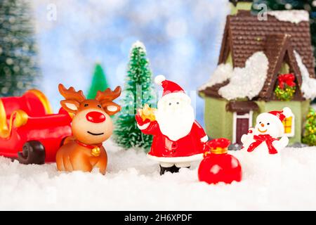 Biglietto di auguri di Capodanno con Babbo Natale vicino alla casa. Concetto Foto Stock