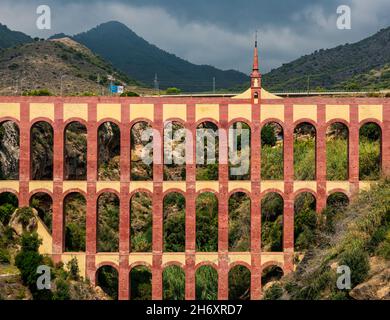 Colorata del XIX secolo a Puente del Aguila, Ponte di l'Aquila acquedotto, Nerja, Axarquia, Andalusia, Spagna Foto Stock