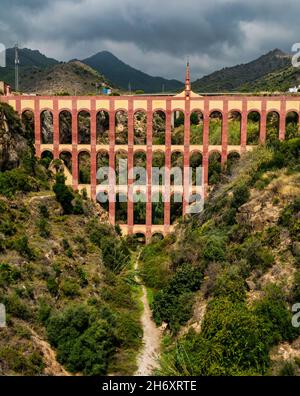 Colorata del XIX secolo a Puente del Aguila, Ponte di l'Aquila acquedotto, Nerja, Axarquia, Andalusia, Spagna Foto Stock