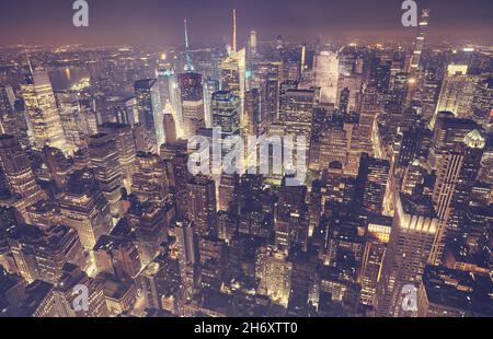 Manhattan alla notte nebulosa, tonificante applicato, New York City, USA. Foto Stock