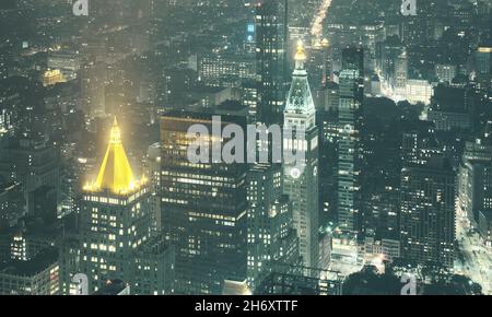 Vista aerea di Manhattan nella notte nebulosa, colori tonificanti applicati, New York City, USA. Foto Stock