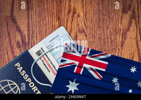 Australia nuovo viaggio normale con passaporto, carta d'imbarco, maschera facciale con bandiera australiana e certificato di vaccinazione COVID-19. Passaporto vaccino con Foto Stock