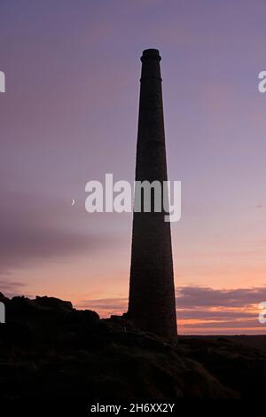 Un Chimney al tramonto a Botallack Tin Mine Cornwall Regno Unito Foto Stock