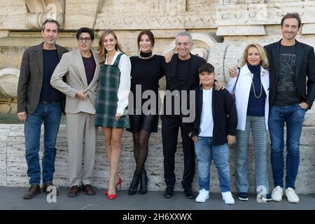 Roma, Italia. 18 Nov 2021. Cast partecipa alla fotocall del film una famiglia mostruosa nel giardino di Piazza Cavour. Credit: SOPA Images Limited/Alamy Live News Foto Stock