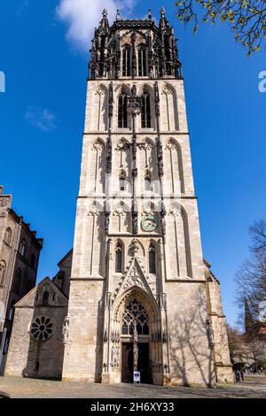 Colpo verticale di Uberwasserkirche a Munster, Germania contro il cielo blu Foto Stock