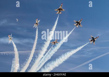 Las Vegas, Nevada, Stati Uniti. 10 novembre 2021. Lo Squadron "Thunderbirds" della dimostrazione aerea dell'aeronautica USA si esibirà in un'alta pratica prima della loro dimostrazione finale della stagione 2021 il 10 novembre 2021, presso la base dell'aeronautica di Nellis, Nevada. Il team ha diverse iterazioni della propria demo per adattarsi alle diverse condizioni meteorologiche e di visibilità. Credit: U.S. Air Force/ZUMA Press Wire Service/ZUMAPRESS.com/Alamy Live News Foto Stock