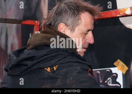 16 novembre 2021, Cheltenham, Inghilterra, High Street Car Park. L'artista Andy 'dice' Davies dipinge un murale a sorpresa per il cantante Jaz Coleman, della band punk degli anni '80 che uccide Joke. Foto Stock