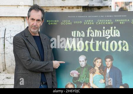 Roma, Italia. 18 Nov 2021. Paolo Calabresi assiste alla fotocall del film una famiglia mostruosa nel giardino di Piazza Cavour. (Foto di Mario Cartelli/SOPA Images/Sipa USA) Credit: Sipa USA/Alamy Live News Foto Stock