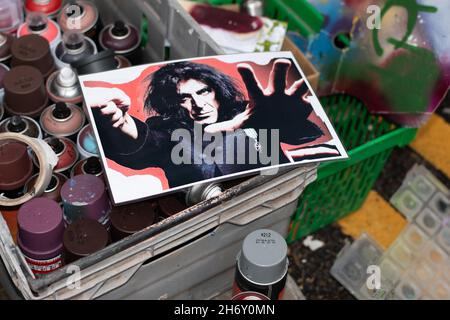 16 novembre 2021, Cheltenham, Inghilterra, High Street Car Park. L'artista Andy 'dice' Davies dipinge un murale a sorpresa per il cantante Jaz Coleman, della band punk degli anni '80 che uccide Joke. Foto Stock