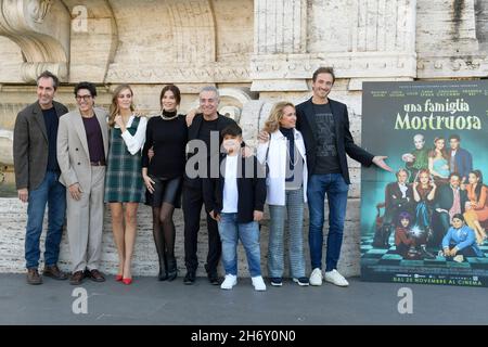 Roma, Italia. 18 Nov 2021. Cast partecipa alla fotocall del film una famiglia mostruosa nel giardino di Piazza Cavour. (Foto di Mario Cartelli/SOPA Images/Sipa USA) Credit: Sipa USA/Alamy Live News Foto Stock