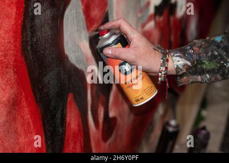 16 novembre 2021, Cheltenham, Inghilterra, High Street Car Park. L'artista Andy 'dice' Davies dipinge un murale a sorpresa per il cantante Jaz Coleman, della band punk degli anni '80 che uccide Joke. Foto Stock