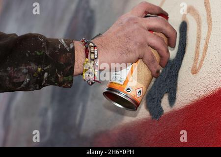 16 novembre 2021, Cheltenham, Inghilterra, High Street Car Park. L'artista Andy 'dice' Davies dipinge un murale a sorpresa per il cantante Jaz Coleman, della band punk degli anni '80 che uccide Joke. Foto Stock