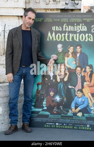 Roma, Italia. 18 Nov 2021. Paolo Calabresi assiste alla fotocall del film una famiglia mostruosa nel giardino di Piazza Cavour. (Foto di Mario Cartelli/SOPA Images/Sipa USA) Credit: Sipa USA/Alamy Live News Foto Stock