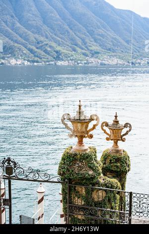 Anfore di pietra su piedistallo di fronte all'ingresso di Villa Balbianello. Lago di Como, Italia Foto Stock