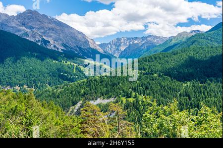 Bella vista panoramica nei pressi di Sestriere, Provincia di Torino, Piemonte, Italia. Foto Stock