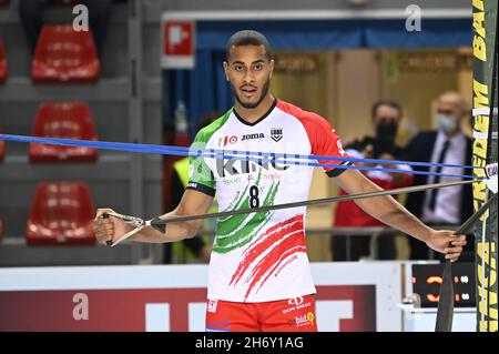 Civitanova Marche, Italia. 18 Nov 2021. Ricardo Lucarelli Santos De Souza #8 (Cucine Lube Civitanova) durante Cucine Lube Civitanova vs Prisma Taranto, Volley Campionato Italiano Serie A Men Superleague a Civitanova Marche, Italy, November 18 2021 Credit: Independent Photo Agency/Alamy Live News Foto Stock