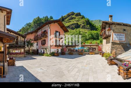Il bellissimo villaggio di Usseaux, nella valle di Chisone. Provincia di Torino, Piemonte, Italia. Foto Stock