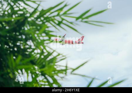 Thailandia, Ching maggio, 14 agosto 2018, l'ATR 72 decade dall'aereo dell'aeroporto di Chiang mai nel cielo blu con le nuvole. Foto Stock