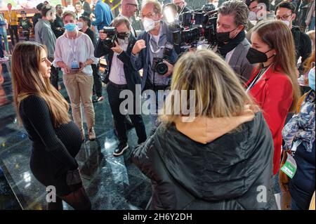 18 novembre 2021, Renania Settentrionale-Vestfalia, Hürth: Il cantante Sarah Engels è in studio per il 26esimo teleobiettivo RTL. Foto: Henning Kaiser/dpa Foto Stock