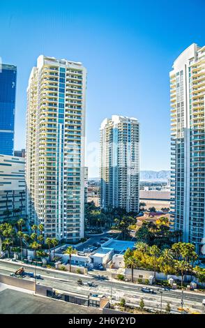 2021 05 24 Las Vegas Nevada USA - grattacieli di Las Vegas con costruzione di strade che vanno sotto e montagne del deserto sullo sfondo Foto Stock