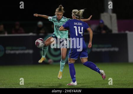 DURHAM, GBR. 17 NOVEMBRE Esmee De Graaf di Leicester City in azione con Durham Women's Becky Salicki durante la partita del campionato femminile fa tra il Durham Women FC e Leicester City al Maiden Castle di Durham City mercoledì 17 novembre 2021. (Credit: Mark Fletcher | MI News) Credit: MI News & Sport /Alamy Live News Foto Stock