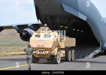 Base comune Lewis McChord, Washington, USA. 9 Nov 2021. Due piattaforme M142 High Mobility Artillery Rocket System (HIMARS) della diciassettesima Brigata di artiglieria da campo hanno avuto l'opportunità di allenarsi insieme agli equipaggi aerei della 62d Airlift Wing durante la guerra di Rainier, sia a Yakima, Washington, sia a Dugway Proving Grounds, Utah, dal 6 al 9 novembre. Credit: U.S. Army/ZUMA Press Wire Service/ZUMAPRESS.com/Alamy Live News Foto Stock