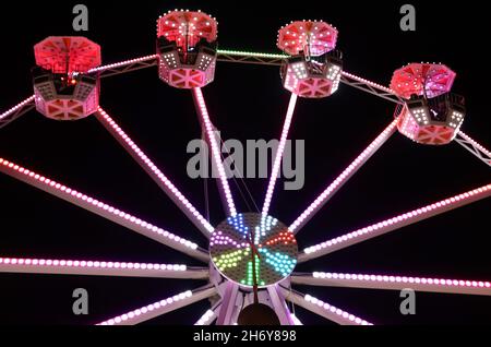 Leicester, Leicestershire, Regno Unito. 18 novembre 2021. Una croce si erge di fronte alla ruota felice durante le luci di Natale con l'evento on. Credit Darren Staples/Alamy Live News. Foto Stock